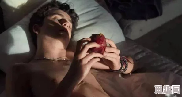 欧美做爰全过程免费的视频床：震惊！网友曝光隐藏在视频背后的不为人知的真相，引发热议与讨论！