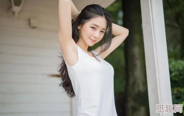 白丝校花掰开自己，惊人行为引发全校热议，网友纷纷围观评论，真相令人咋舌！
