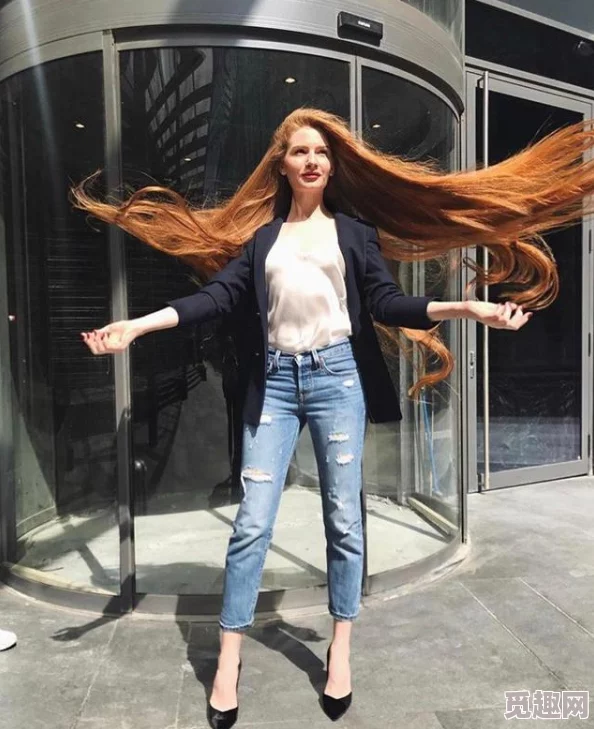 俄罗斯狂躁美女大BBBBBB：惊现超长发型搭配疯狂舞蹈，引全球网友热议与模仿！