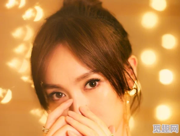 丁香色婷婷：传闻她与某知名男星秘密约会，背后故事引发网友热议！