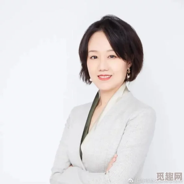 裸辞张美娜：她的勇敢选择引发了社会对职场压力和个人幸福的新思考与讨论