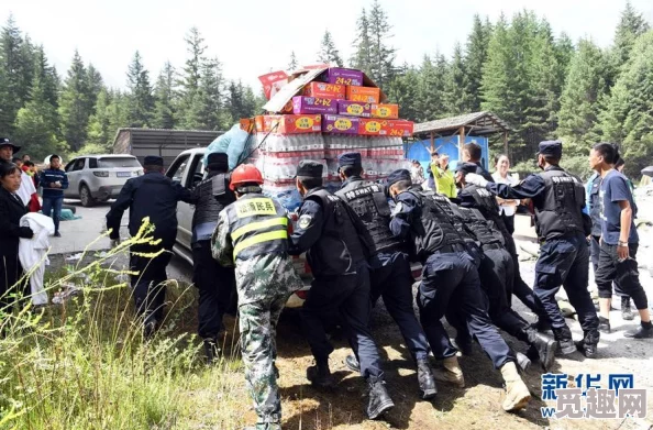 北北北砂禁慢天堂云缨巡街救阿离，勇敢市民齐心协力共护社区安全，传递温暖与关爱！