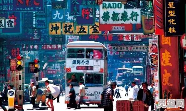 伊人久久久久久久久香港网友认为这个标题引发了对香港文化的深思，许多人表示希望能更深入了解其中的含义与背景