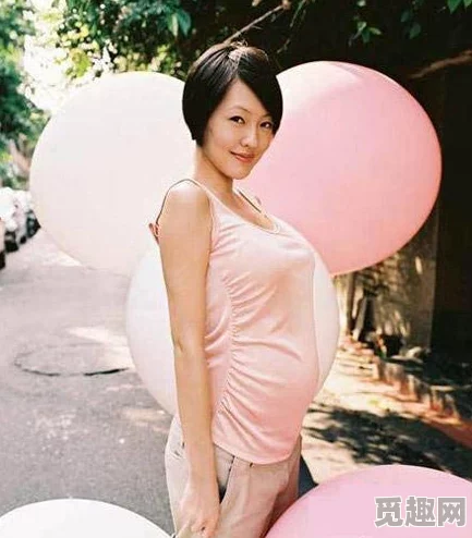 六月婷婷啪啪惊爆内幕：她在直播中意外曝光了与多位明星的秘密关系，引发网友热议和疯狂转发！