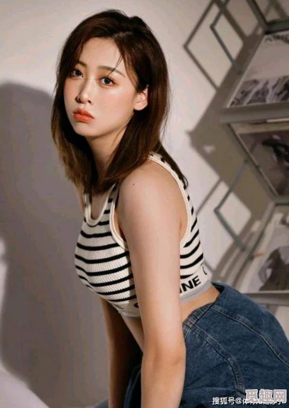 美女脱得一光二净的照片展现自然之美，传递健康生活态度