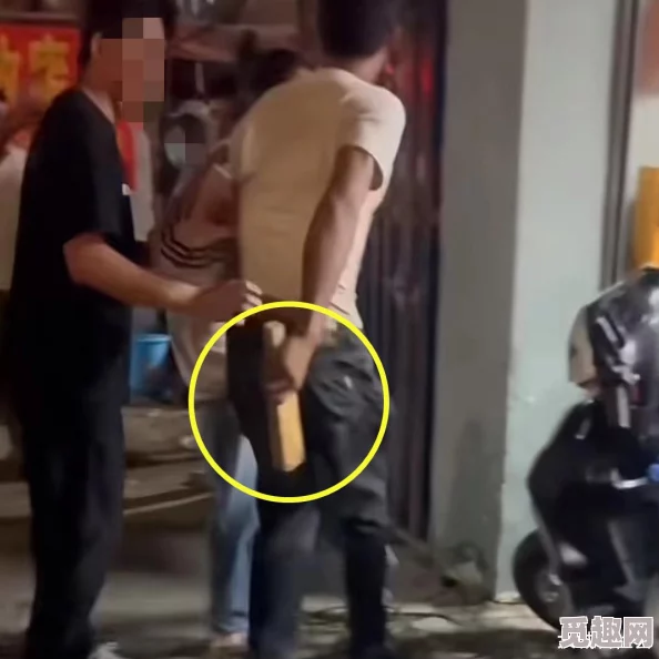 两男吮玩一女最新消息涉事男子被警方拘留调查