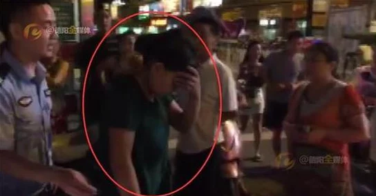 两男吮玩一女最新消息涉事男子被警方拘留调查