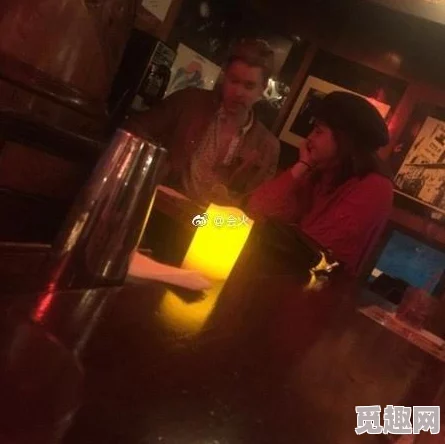 黄色AAA某明星深夜现身酒吧与神秘女子亲密接触