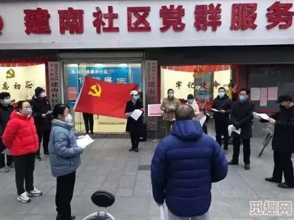 门卫老董大战戴若曦两人因误会在小区门口发生争执，现场引来众多围观群众。