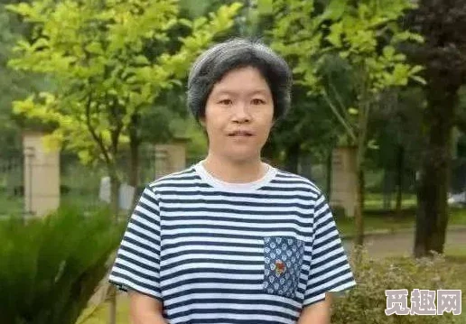 农村妇女卓玲给我喂奶孩子已经长大成人如今卓玲已是儿孙满堂