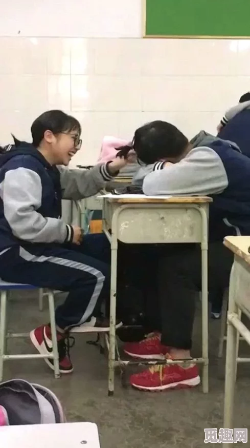 趁女同学午休揉她的屁股