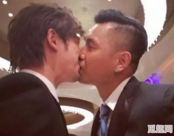 同志小鲜肉gaysex疑与神秘男子深夜密会举止亲昵