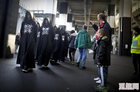 亚洲武侠欧美自拍校园惊现神秘黑衣人疑似剧组拍摄引发学生围观猜测不断